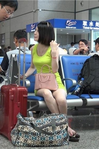 查看完整内容：黑色松糕鞋小短裙街拍美足mm [2.10 GB/MP4] （视频版） - 共10张图片