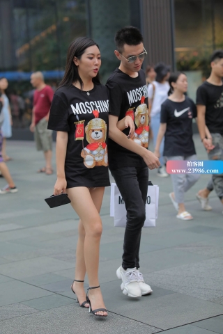 街拍黑色长T恤女友