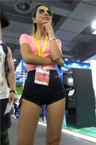 查看完整内容：4k-粉T恤紧身热裤翘臀靓模 [1.81 GB]（视频版） - 共10张图片