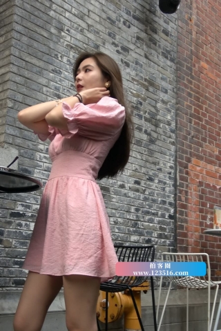 查看完整内容：4K - 性感粉色裙街拍美女 [2.11 GB/MP4]（视频版） - 共12张图片