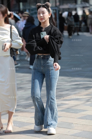 蓝色牛仔裤黑上衣