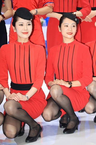 2026新版川航黑丝空姐蹲姿福利来啦（完整版）
