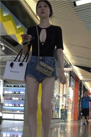 查看完整内容：4k-苗条身材性感大开背超短热裤美女（下）[1.89 GB] - 共12张图片