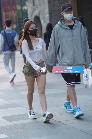 街拍超短裙小女友，春光乍......