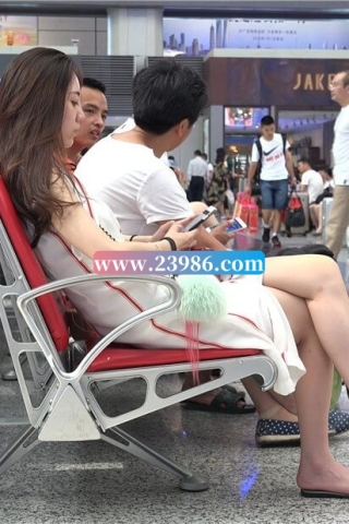 查看完整内容：4K - 极品美女，凉鞋美足挑鞋看得心痒痒 [4.85 GB/MP4]（视频版） - 共10张图片