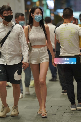 夜拍偶遇白热裤小姐姐