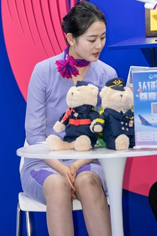 中联航新制服网红有亮点-奥凯透亮灰丝漏脚底-龙江好可爱（完整版）