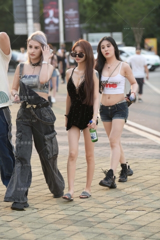 抓拍清凉的热裤小妞