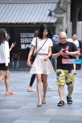 高挑的连衣裙美女