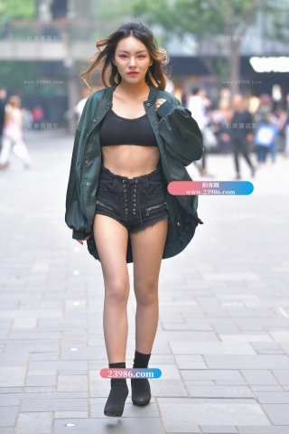 【红石赛帖】身材火辣黑色小热裤