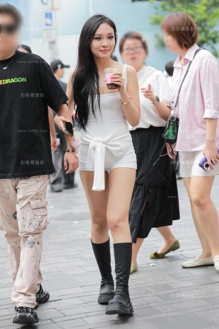 白色性感热裤美女