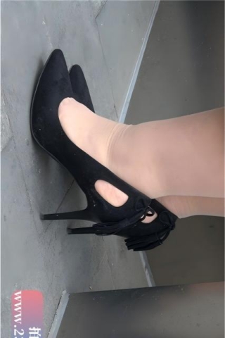 4k视频，肥美肉丝袜高跟鞋美女 玉足塞得很饱满（视频版）