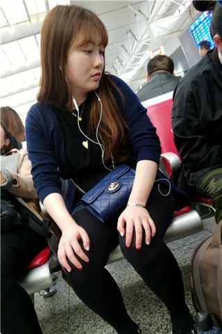 查看完整内容：4k-性感黑丝袜美眉（视频版） - 共6张图片