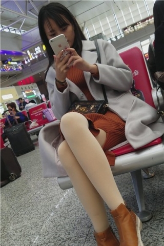 查看完整内容：4k-高铁站拍摄美腿肉丝袜美眉（视频版） - 共6张图片