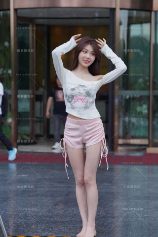 可爱的粉色热裤小仙女