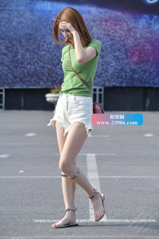 夏日偶遇白短热牛小姐姐