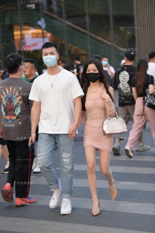 街拍超短裙性感高跟女朋友