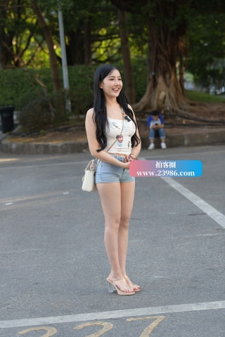 街拍紧致热裤丰满小可爱