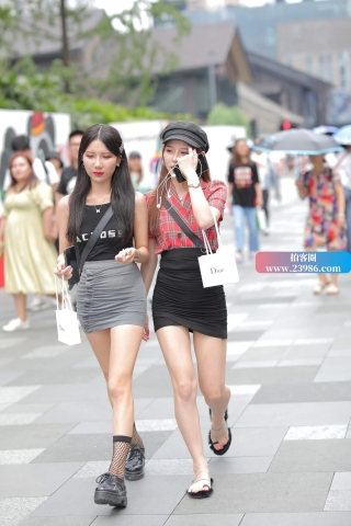 街拍性感包臀短裙美女闺蜜