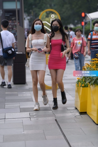 迎面走来的包臀短裙姐妹