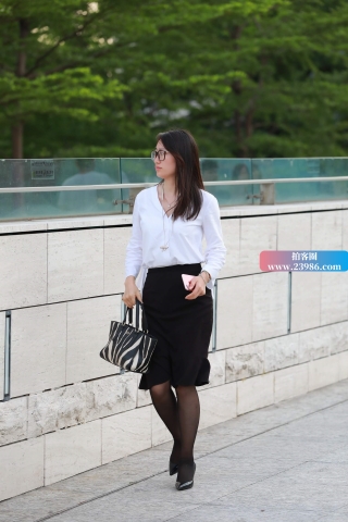 街拍白衬衫黑丝美眉