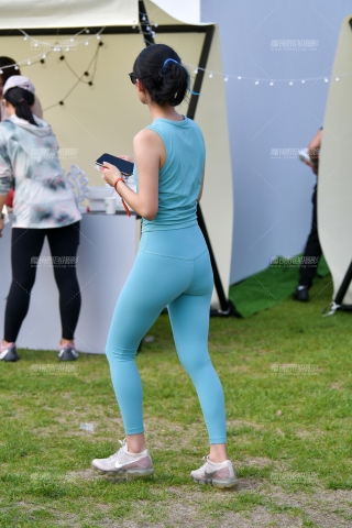 ★清爽苗条紧身裤美女