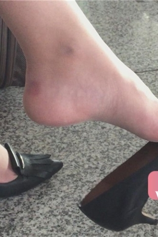 车站偶遇性感美腿的少妇，挑着小高跟鞋给玉足透透气。（视频版）