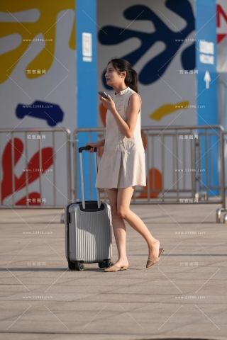 推着行李箱的小姐姐