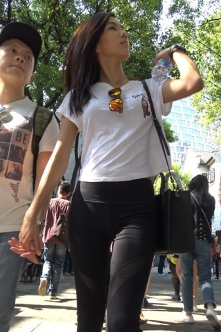 4k-黑色紧身弹力裤运动鞋白T恤街拍美女 [2.10 GB]（视频版）