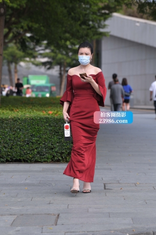 一席红色长裙的高跟贵妇