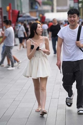 街拍吊带白裙美眉