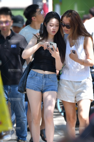 ★闺蜜逛街热裤美女