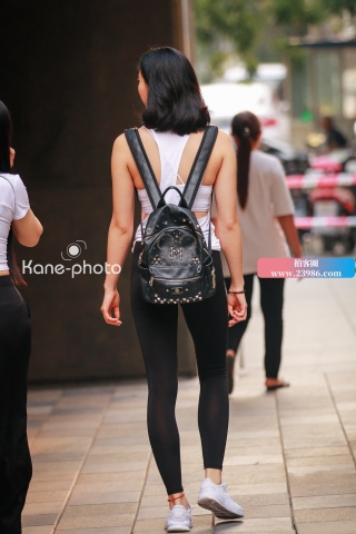 简单黑白配  性感紧身