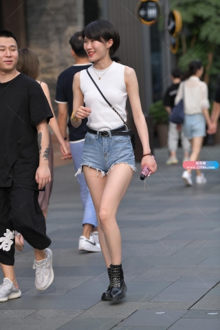 这热裤大白腿，好迷人