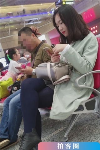 查看完整内容：4k-高铁站候车室拍摄深蓝色丝袜打底的小眼睛萌妹子。（视频版） - 共8张图片
