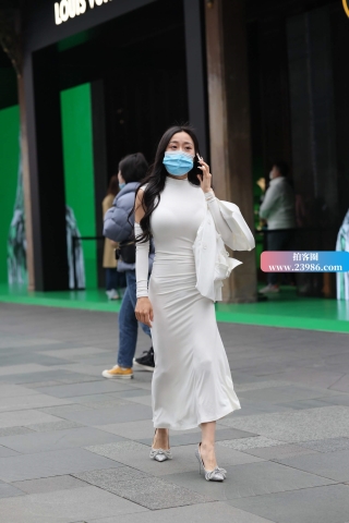 搭讪街拍白裙高跟美女