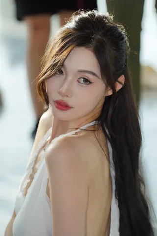 查看完整内容：白裙美腿女神（完整版） - 共4张图片