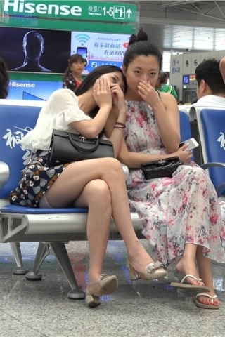 查看完整内容：街拍人字拖姑娘、一双精致玉足 [3.54 GB/MP4]（视频版） - 共9张图片