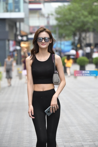 小蛮腰，喇叭裤，大长腿性感美女