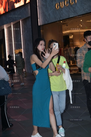 夜拍蓝色开衩裙小姐姐