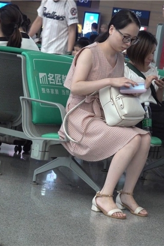 查看完整内容：连衣裙凉高干净美足眼镜妹 [1.56 GB/avi]（视频版） - 共8张图片