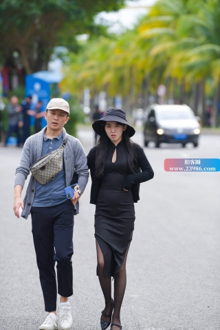 街拍开叉裙黑帽美女