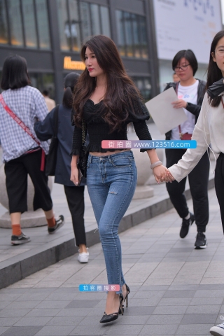 【街拍之魂赛帖】逛街的紧牛姐姐