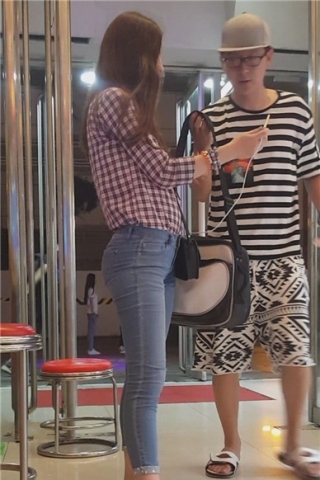 查看完整内容：街拍翘臀蓝牛紧身外国MM [1.56 GB]（视频版） - 共8张图片