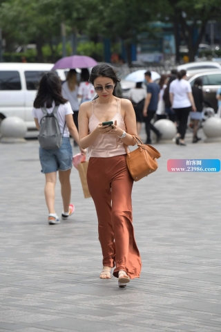 棕色长裤气质街拍美女