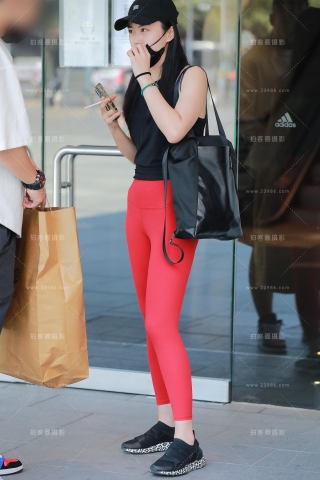 【玻璃街拍】红色瑜伽裤女友