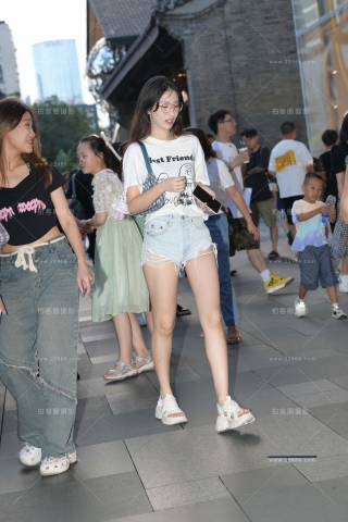 白皙的大长腿眼镜妹