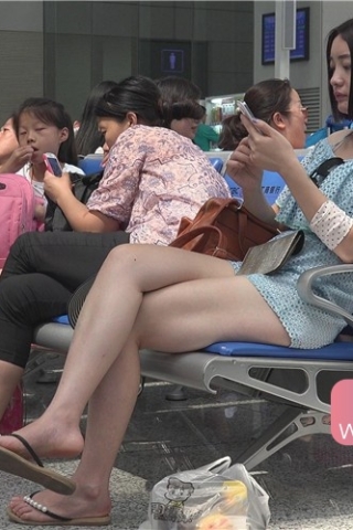 查看完整内容：4k-候车室内的美足人字拖妹子，小脚丫很漂亮。（视频版） - 共6张图片