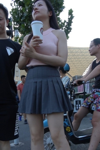 4K - 喝着星巴克的街拍短裙美腿小资女 [1.17 GB]（视频版）