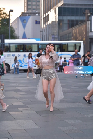 街拍粉色高跟性感美女